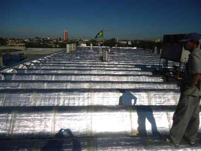 Tratamento em telhados com manta aluminizada